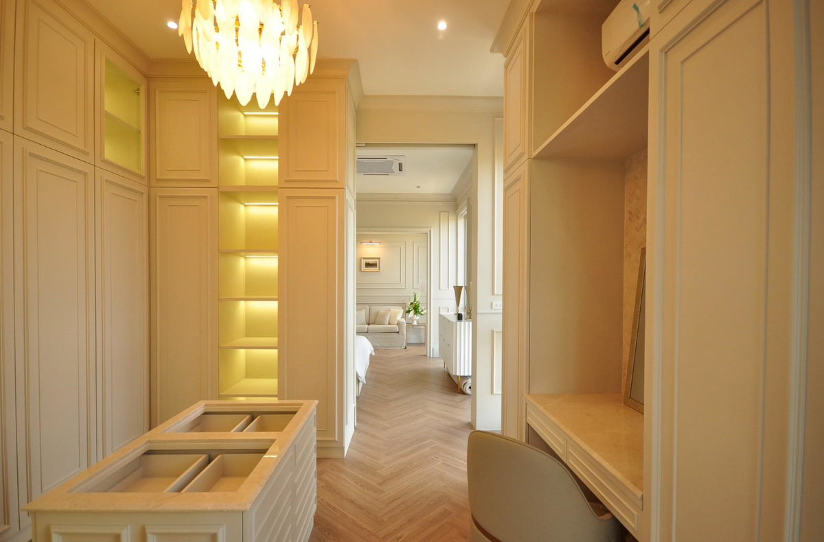 picture Luxury 3-Storey Pool Villa with Private Swimming Pool for Sale - 14/37