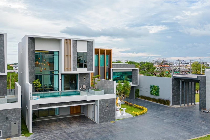 ขายบ้านเดี่ยว : บ้านเดี่ยว พูลวิลล่า ไฮบิวรี่ วัชรพล-รามอินทรา 3 ชั้น ตกแต่งหรูหรา ลักซ์ชู พร้อมสระ ลิฟต์ส่วนตัว_BL213