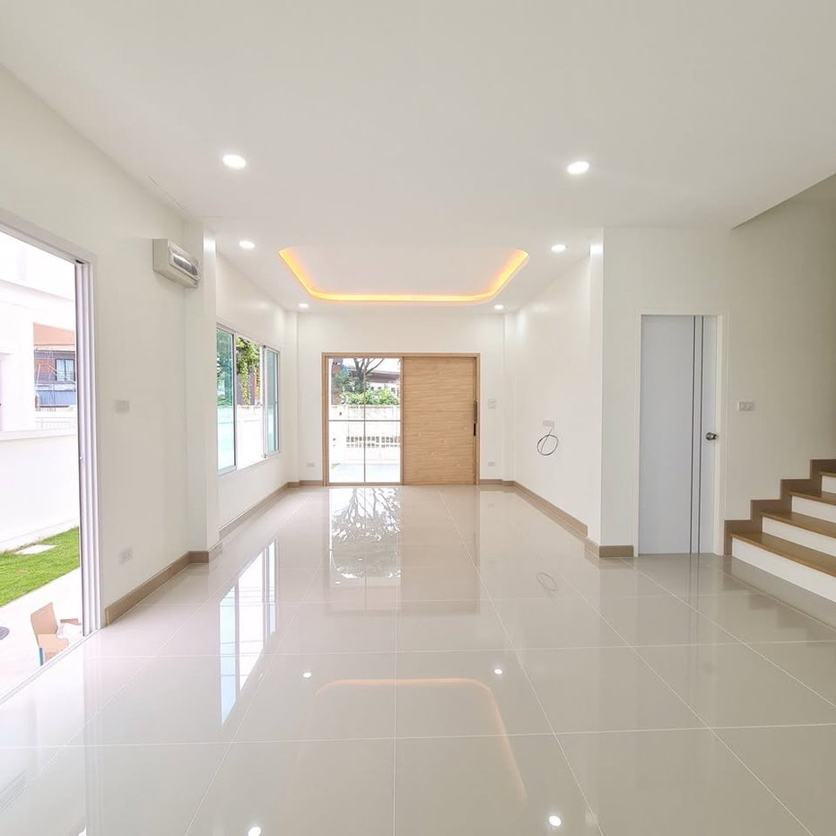 picture Two-Storey Detached House for Sale in a Prime Location - 4/16