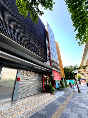 Shophouses for rent MRT Phahon Yothin : Commercial FOR RENT size 275 sq.m Near BTS Ha Yaek Lat Phrao