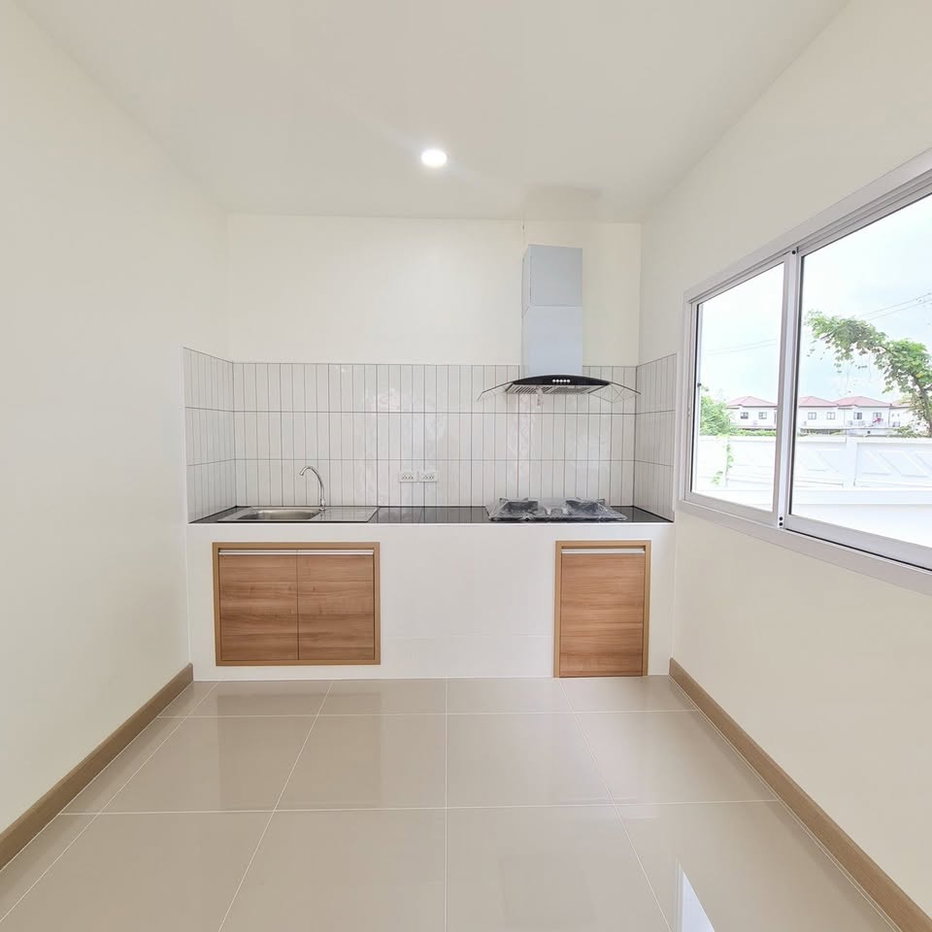 picture Two-Storey Detached House for Sale in a Prime Location - 5/16