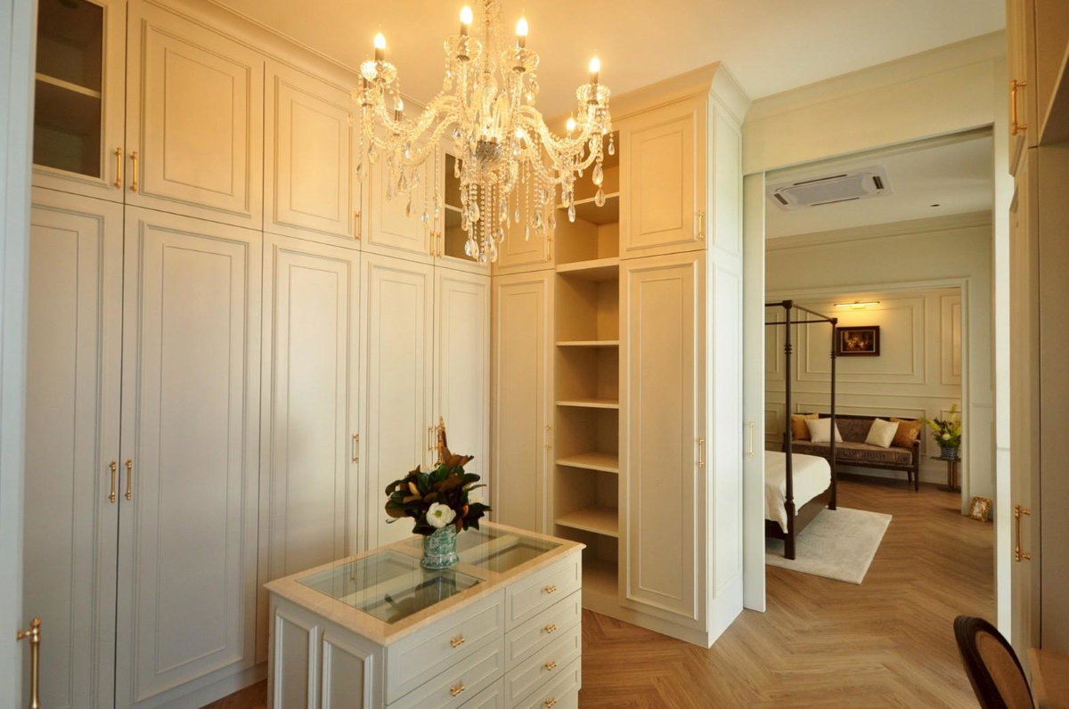 picture Luxury 3-Storey Pool Villa with Private Swimming Pool for Sale - 29/37