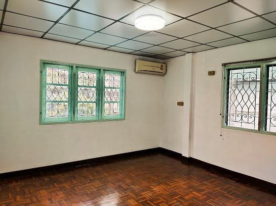 รูป ให้เช่าบ้านเดี่ยว 2 ชั้น 3 ห้องนอน 1 ห้องอเนกประสงค์ 2ห้องน้ำ 1 ห้องครัว จอดรถ 3 คัน หมู่บ้านลานทอง  - รูปที่ 7/10