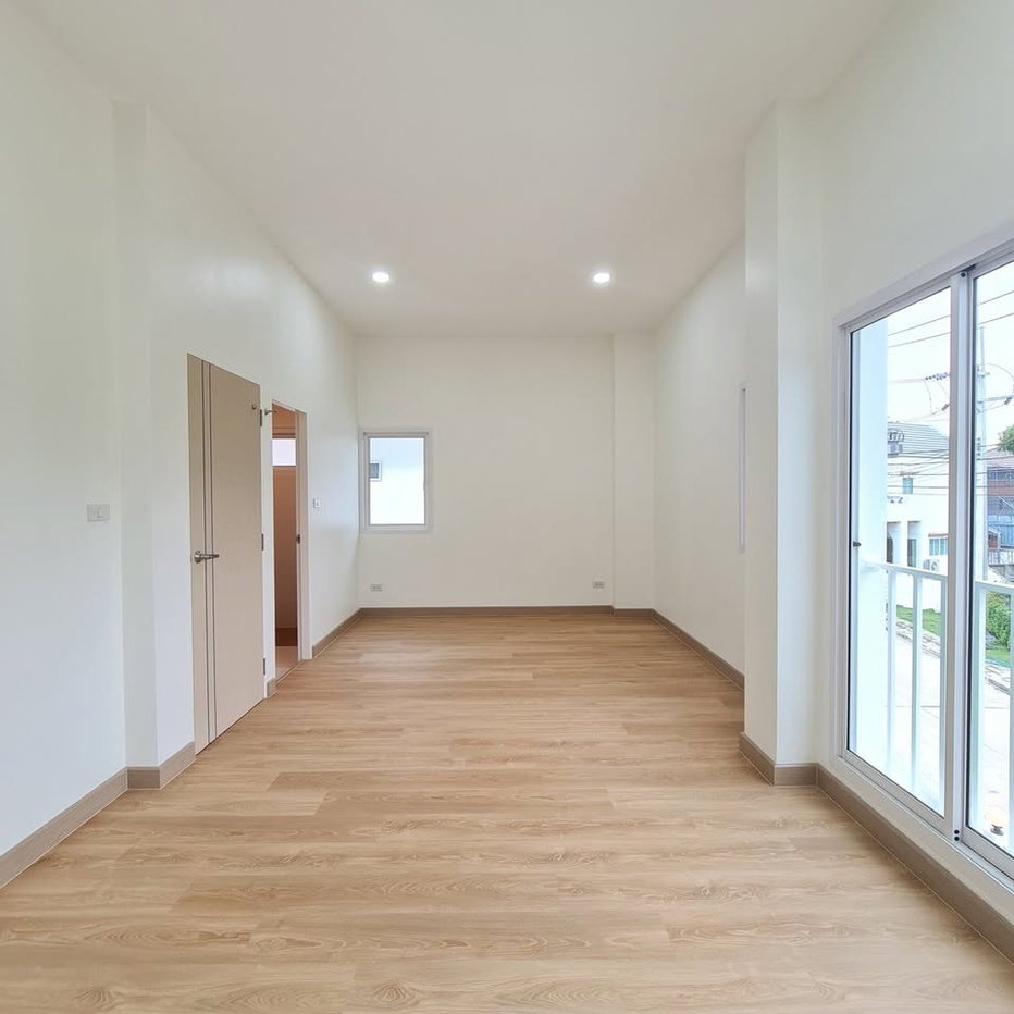 picture Two-Storey Detached House for Sale in a Prime Location - 8/16
