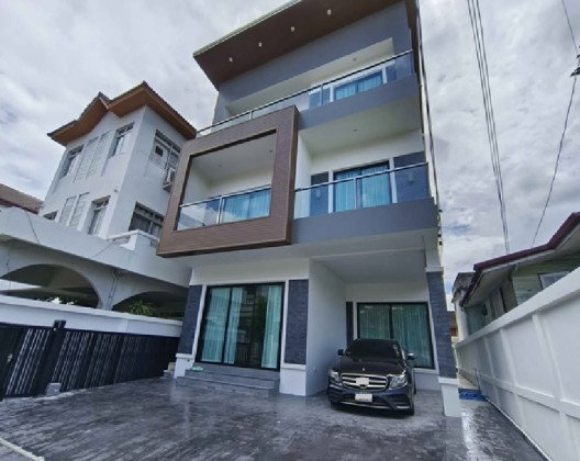 รูป ให้เช่าบ้านเดี่ยว 3 ชั้น ซอยสุขุมวิท 65 (เอกมัย) / บ้านสร้างเอง ทำ Airbnb ได้ / ใกล้รถไฟฟ้า / เฟอร์นิเจอร์ครบ / อยู่อาศัย หรือ Home Office จดบริษัทได้ - รูปที่ 1/14