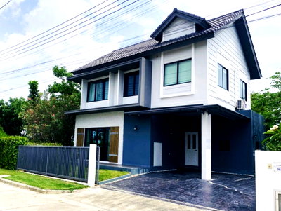 Houses for rent Lam Luk Ka : Call : 094-324-6446 Warabodin Rangsit Klong 3, 60 sq.wa 3 Beds 3 Baths corner unit next to the garden