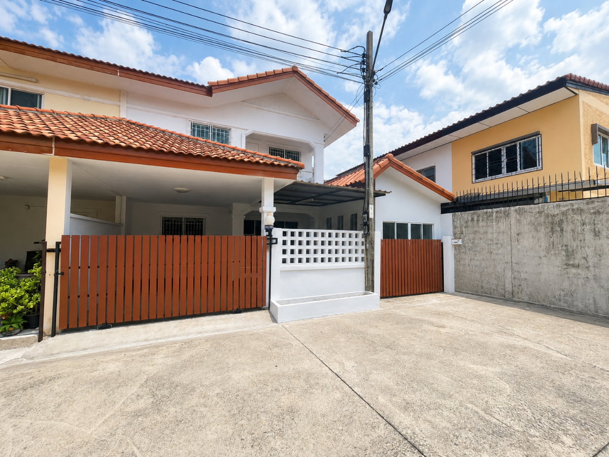รูป [ขาย] บ้านหลังมุม รีโนเวทใหม่ ม.เอกกวิน ติดถนนเลียบคลองสอง 243.5 ตร.ม. ใกล้ห้างแฟชั่น ใกล้รถไฟฟ้าสายสีชมพู มีพื้นที่ต่อเติมเอนกประสงค์ขนาดใหญ่ - รูปที่ 1/17