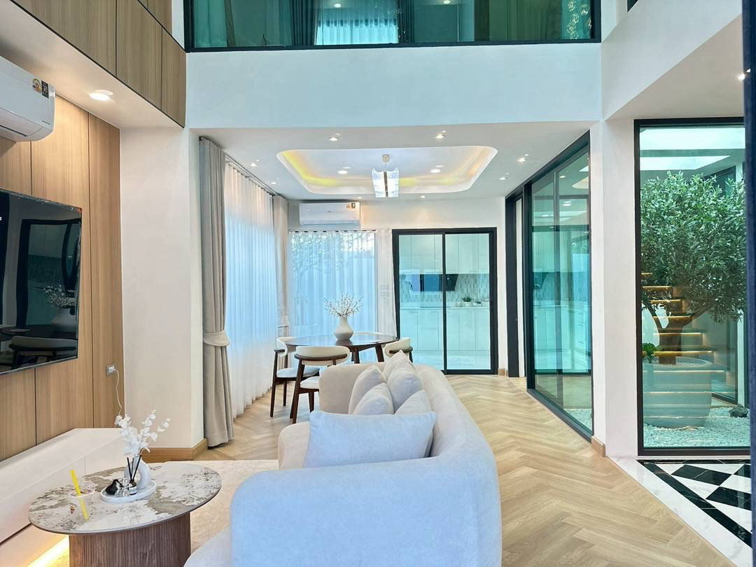 รูป 🏡 ขายบ้านเดี่ยวหลังมุม สไตล์ Classic Luxury ทำเลทองย่านนวมินทร์ ราคาเพียง 10.50 MB พร้อมข้อเสนอพิเศษและบริการสินเชื่อฟรี! - รูปที่ 4/20