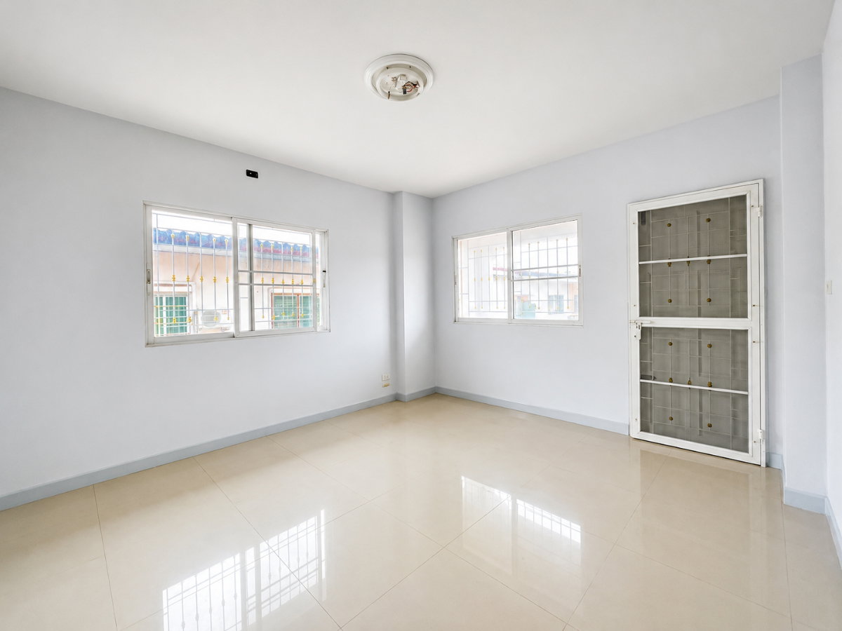 รูป [ขาย] บ้านหลังมุม รีโนเวทใหม่ ม.เอกกวิน ติดถนนเลียบคลองสอง 243.5 ตร.ม. ใกล้ห้างแฟชั่น ใกล้รถไฟฟ้าสายสีชมพู มีพื้นที่ต่อเติมเอนกประสงค์ขนาดใหญ่ - รูปที่ 8/17