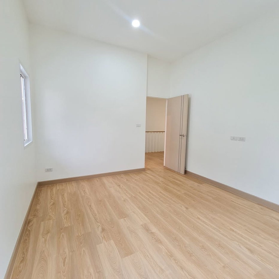 picture Two-Storey Detached House for Sale in a Prime Location - 12/16