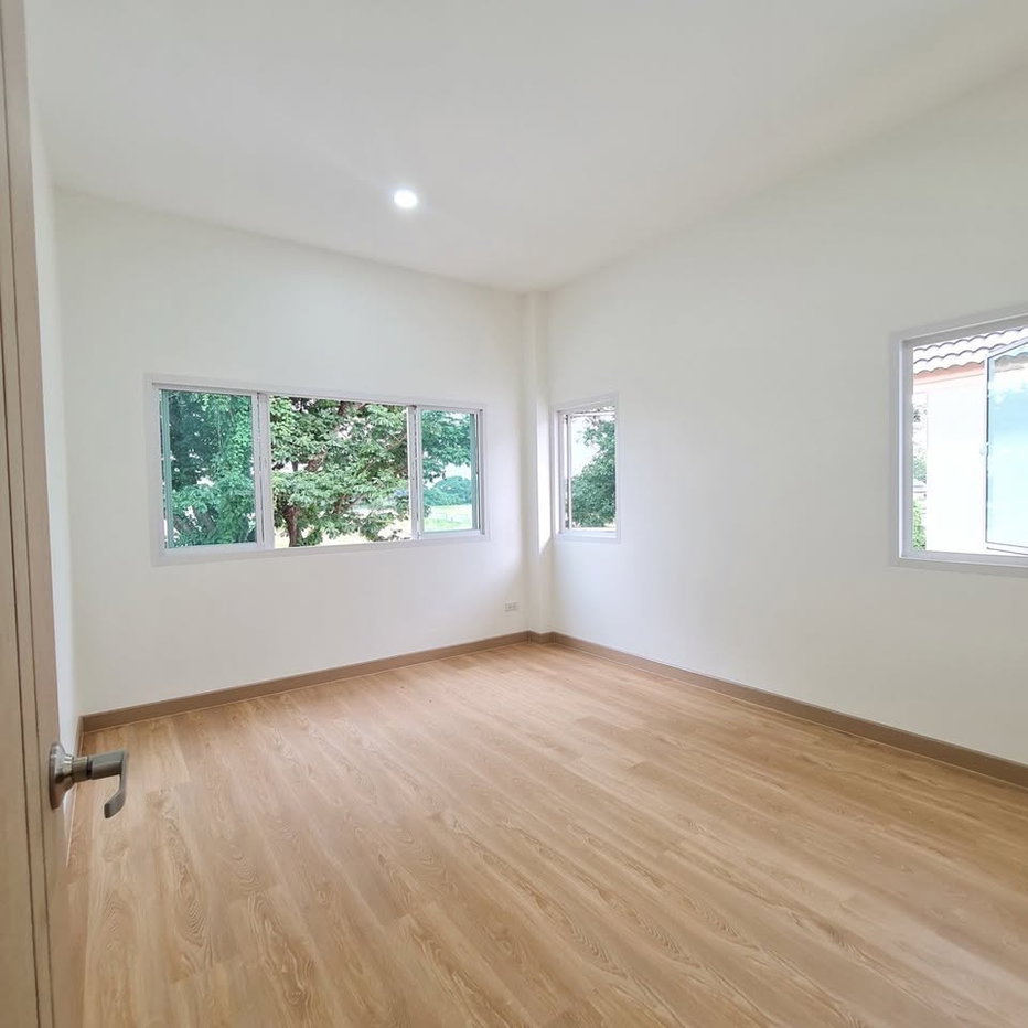 picture Two-Storey Detached House for Sale in a Prime Location - 14/16