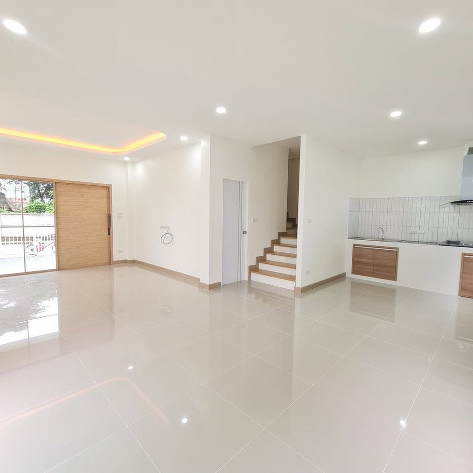 picture Two-Storey Detached House for Sale in a Prime Location - 3/16