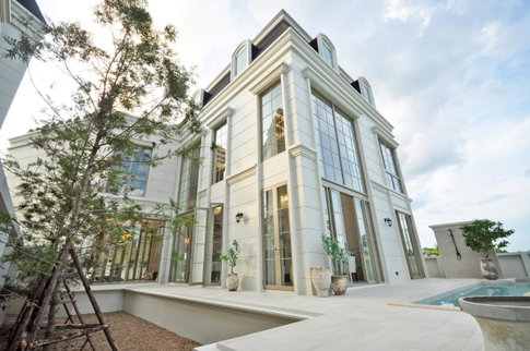 Luxury Pool Villa 3 ชั้น ขายบ้านหรูสไตล์โมเดิร์น พร้อมสระว่ายน้ำส่วนตัว  ทำเลโรงเรียนนานาชาติลานนา #CHD101692 