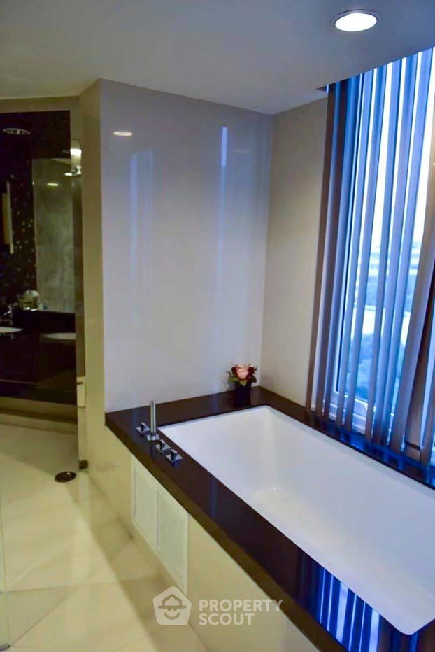picture 2-BR Condo at Chamchuri Residence near MRT Sam Yan (ID 3015922) - 3/9