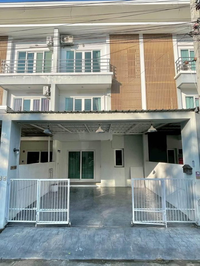 รูป R-125 The Urbana 3+ 🌳 บ้านหน้าสวน บรรยากาศดี หน้าบ้านไม่ติดใคร พื้นที่หน้ากว้าง 5.5 เมตร จอดรถสะดวก เหมาะสำหรับครอบครัวและคนทำงาน - รูปที่ 2/11