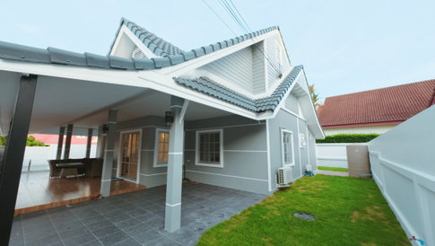 3 Bed 4 Bath detached house with Private pool