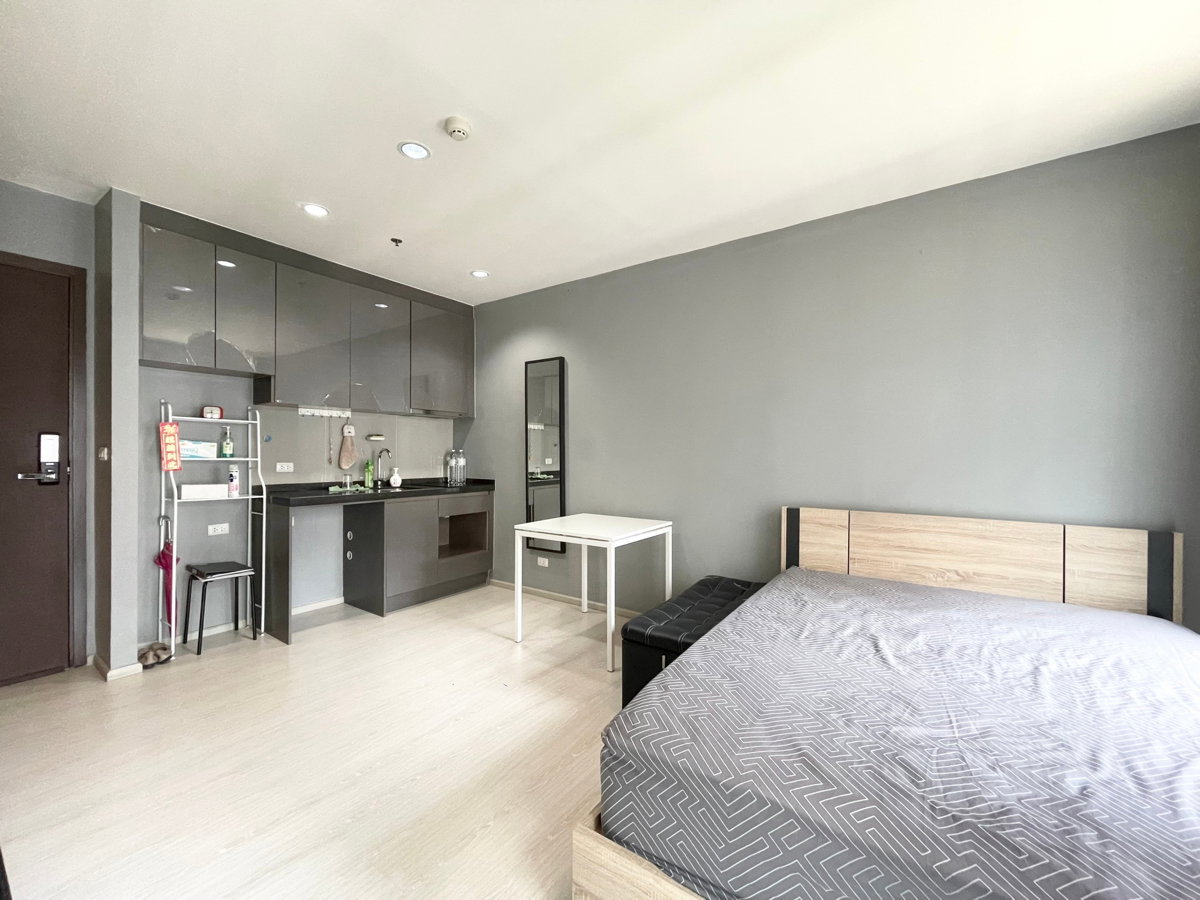 รูป ขายถูกสุดในโครงการ! Rhythm Asoke ห้องสตูดิโอ ชั้นสูง แต่งเฟอร์ครบ พร้อมอยู่ ใกล้ MRT พระราม 9 เพียง 2.59 ล้าน - รูปที่ 3/17