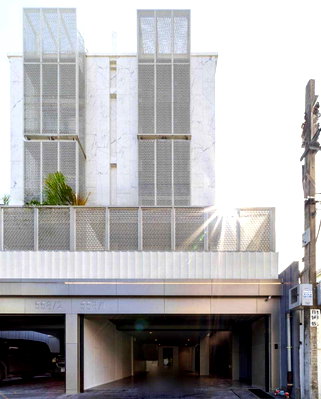Houses for rent Soi Ekamai (Sukhumvit 63) : LTH15791 – Luxury House for Rent Ekkamai | Private Elevator & Rooftop Terrace | Cat Friendly | Near BTS Ekkamai | 250,000 THB | บ้านหรูให้เช่า เอกมัย พร้อมลิฟต์ส่วนตัว ดาดฟ้า และเลี้ยงแมวได้ ใกล้ BTS เอกมัย