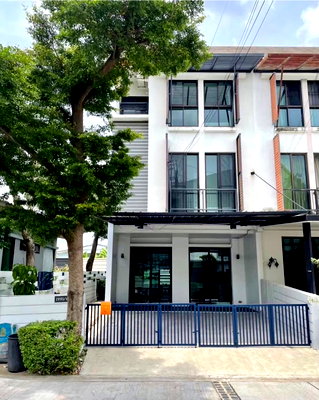 เช่าทาวน์โฮม กรุงเทพมหานคร : ให้เช่า ทาวน์โฮมหรู 3 ชั้น บ้านหัวมุม Areeya Mandarina Sukhumvit 77 ติดถนนอ่อนนุช เฟอร์นิเจอร์ครบ พร้อมเข้าอยู่ ใกล้รถไฟฟ้าหลายสายและโรงเรียนนานาชาติ