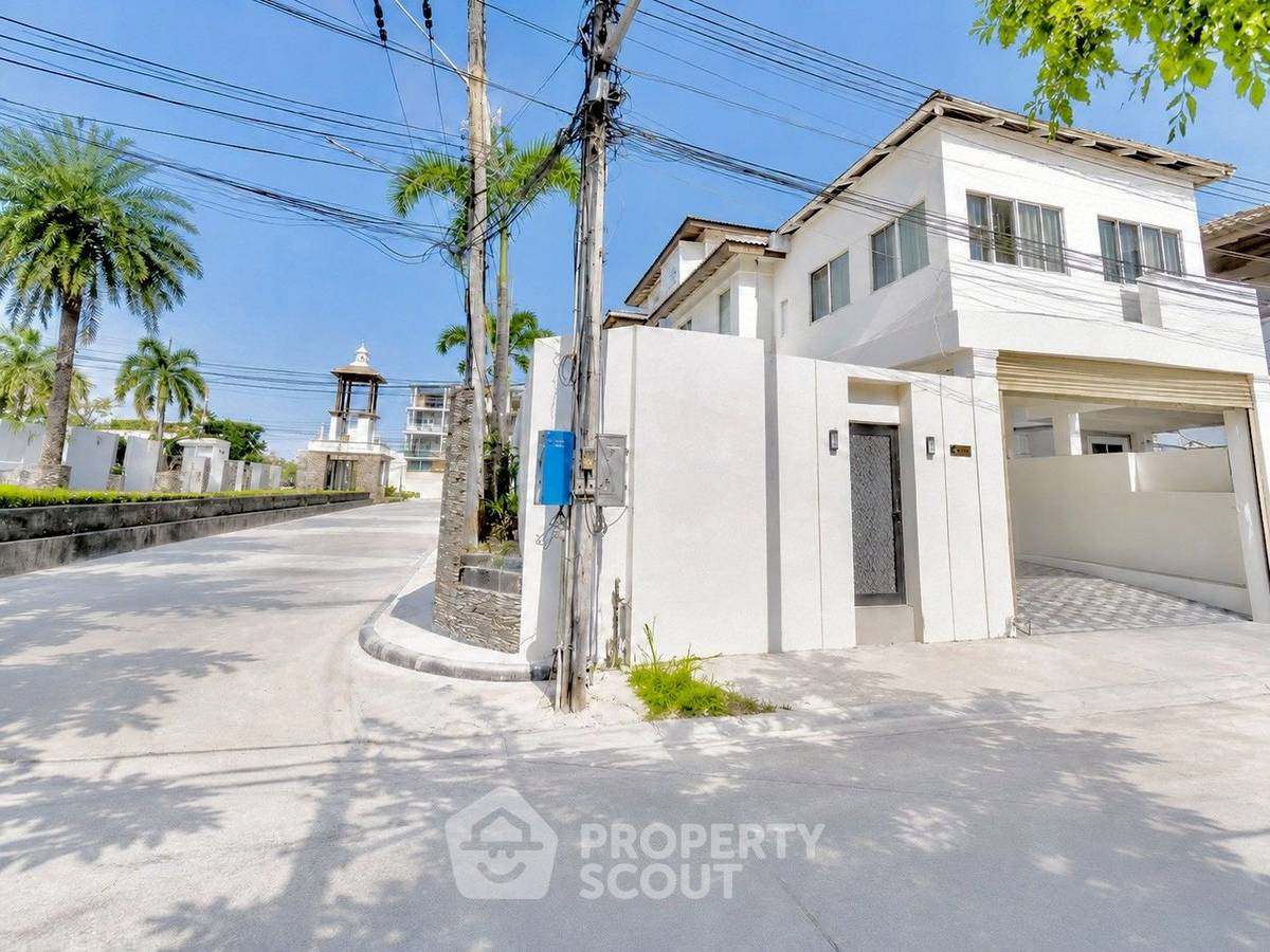 picture 4-BR Villa close to East Pattaya (ID 3017591) - 1/17