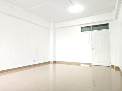 Condos for sale : Hot Sale & Best Price Pattanakarn Life Complex, Studio room,~25.01 sqm. Nearly Airport link