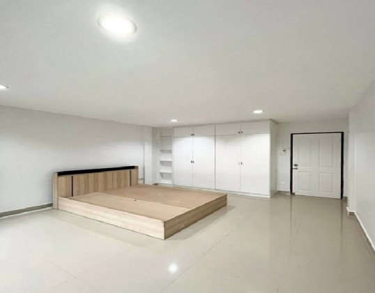 รูป ให้เช่าทาวน์โฮม 3 ชั้น ซอยรามอินทรา 34 / Renovate ใหม่ / แอร์ 4 เครื่อง / ไม่มีเฟอร์นิเจอร์ / อยู่อาศัย หรือ Home Office - รูปที่ 4/13