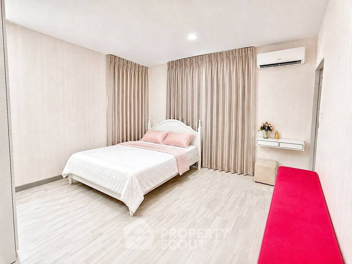 picture 4-BR Villa close to East Pattaya (ID 3017591) - 11/17