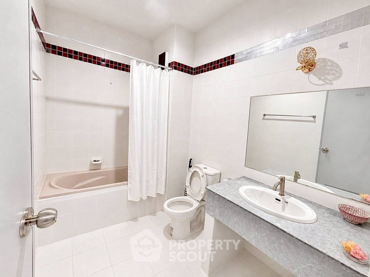 picture 4-BR Villa close to East Pattaya (ID 3017591) - 12/17