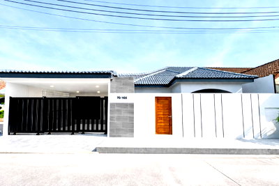 Houses for sale : Beautiful Corner House with Private Garden in the Heart of Wichit