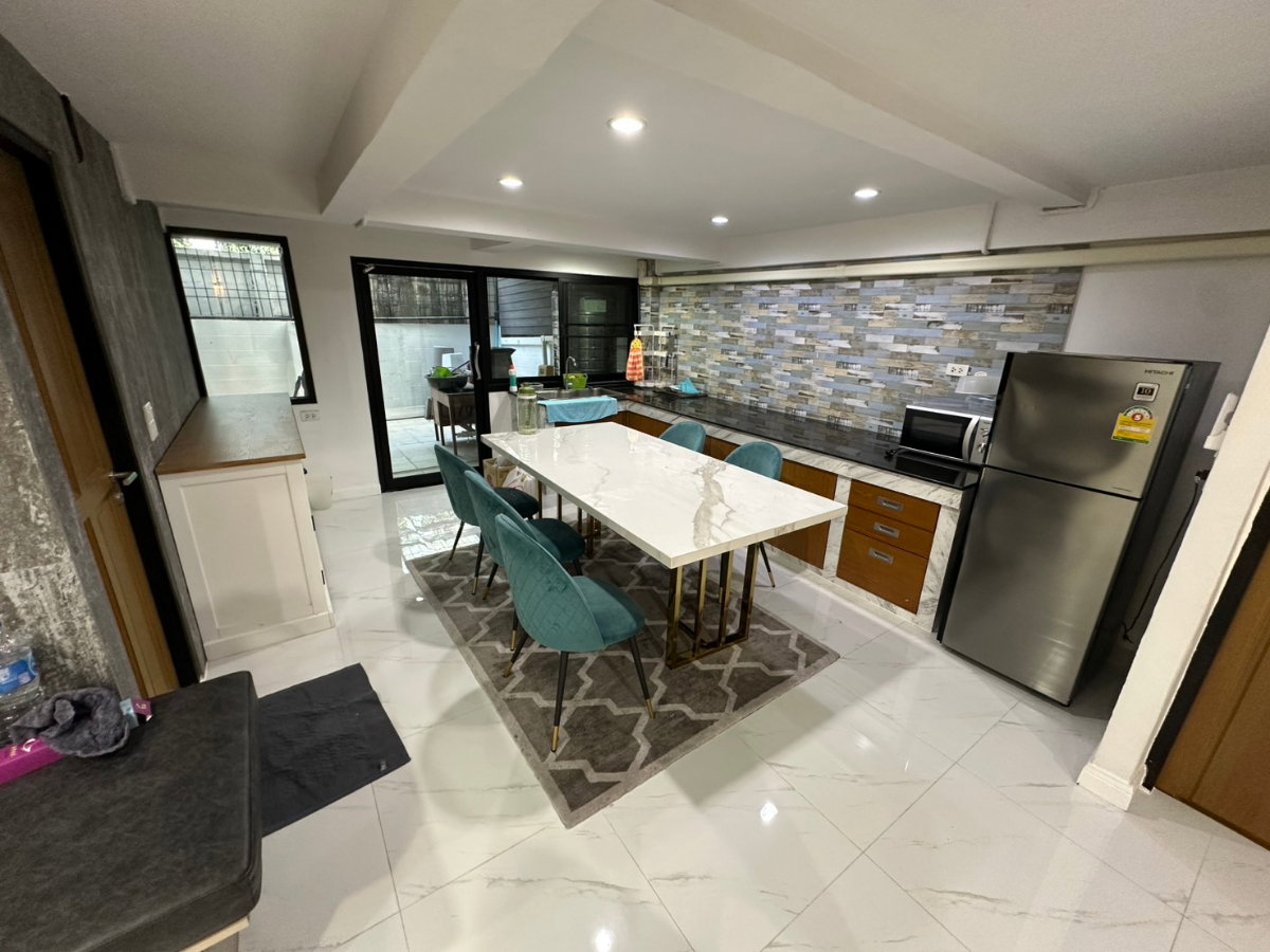 รูป THRKH102 ให้เช่า ทาวน์โฮม ซ. รามคำแหง36/1 ทาวน์เฮาส์ 3 ชั้น + ดาดฟ้า ขนาด 37 ตรว. 5 นอน 4 น้ำ 39,000 บาท 064-959-8900 - รูปที่ 47/49