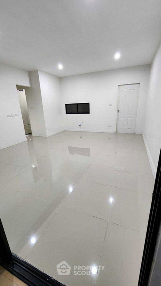 picture 3-BR Townhouse in Khlong Thanon (ID 3012116) - 3/20