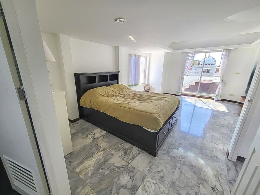 รูป 3 Storey Townhouse for Sale Wongamat North Pattaya - รูปที่ 4/11