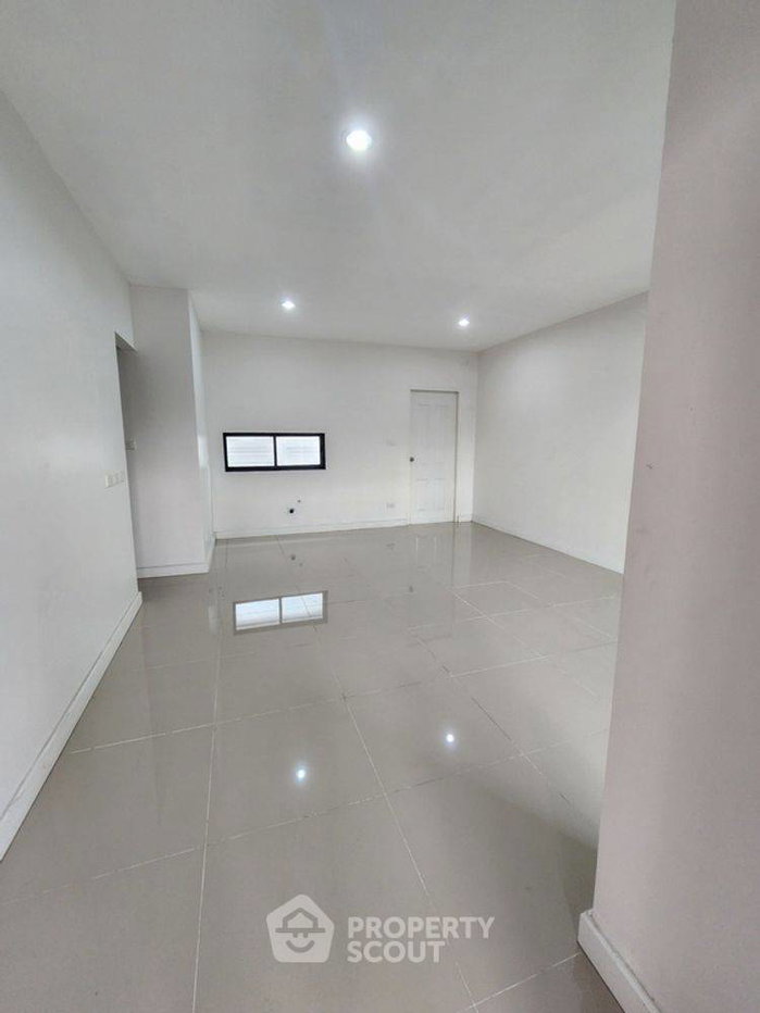 picture 3-BR Townhouse in Khlong Thanon (ID 3012116) - 10/20