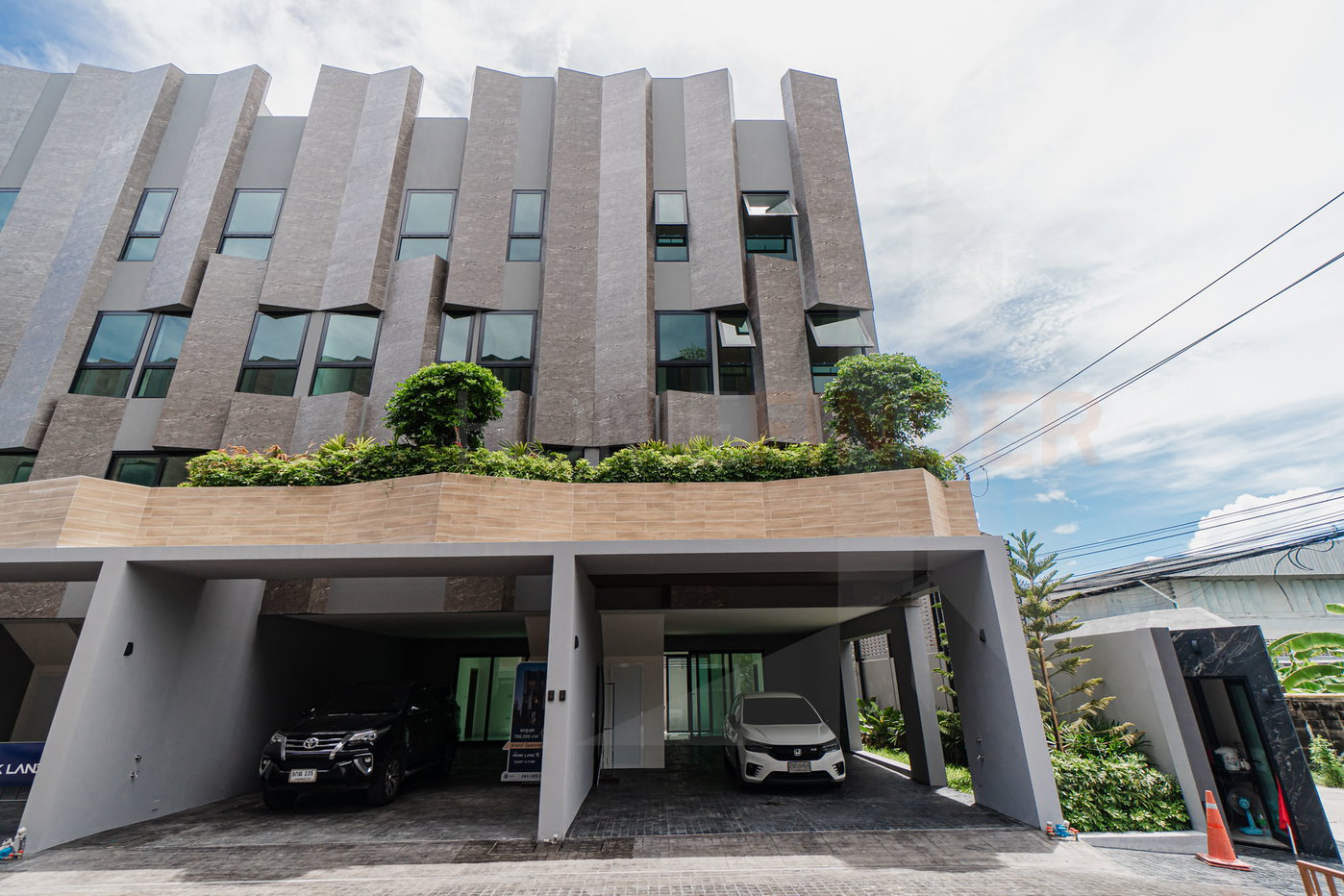 รูป The Park Lane 15 Sukhumvit–Bearing 3 bedrooms, for sale - รูปที่ 1/33