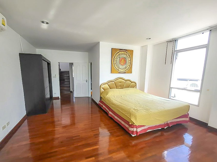 รูป 3 Storey Townhouse for Sale Wongamat North Pattaya - รูปที่ 3/11