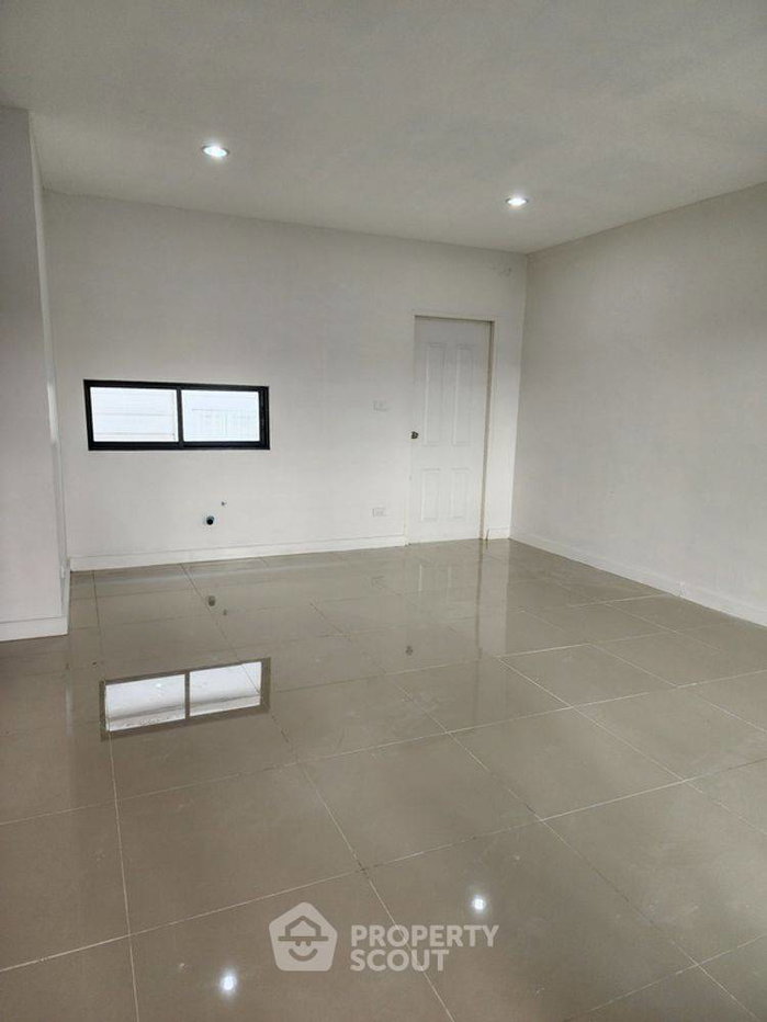 picture 3-BR Townhouse in Khlong Thanon (ID 3012116) - 2/20
