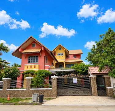 Large detached house for sale, 5 steps.