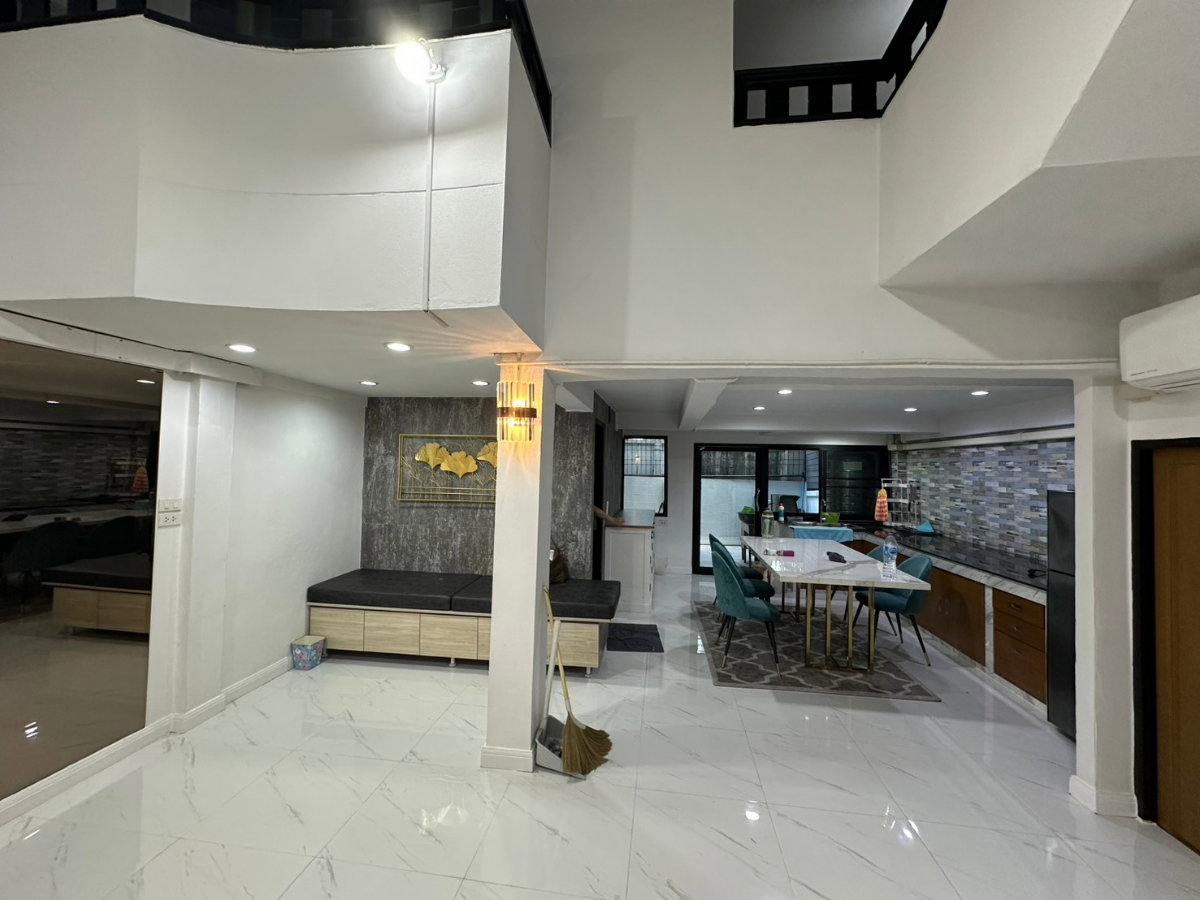 รูป THRKH102 ให้เช่า ทาวน์โฮม ซ. รามคำแหง36/1 ทาวน์เฮาส์ 3 ชั้น + ดาดฟ้า ขนาด 37 ตรว. 5 นอน 4 น้ำ 39,000 บาท 064-959-8900 - รูปที่ 10/49