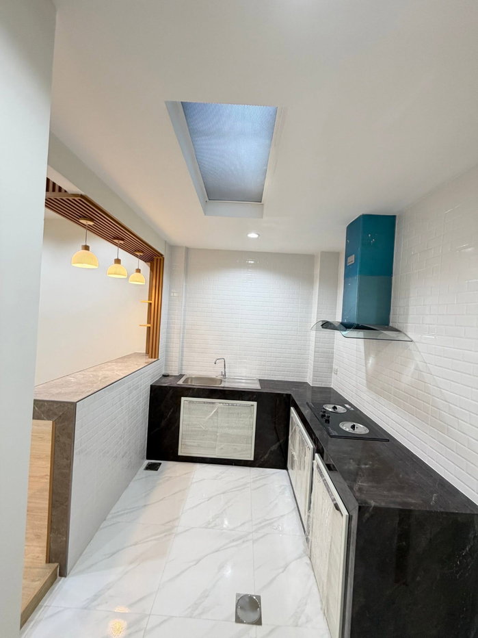 รูป R251 🏡✨ ทาวน์เฮ้าส์ 2 ชั้น รีโนเวทใหม่  หมู่บ้านเอื้อประชา ซอยนวลจันทร์ 56 แยก 7 ราคาพิเศษเพียง 2.99 ล้านบาท - รูปที่ 6/10