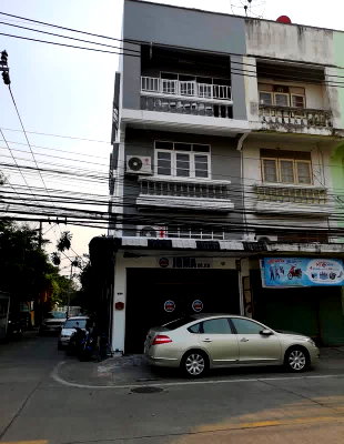 Shophouses for rent Esplanade Ngamwongwan-Khaerai : Commercial Building with Fully Decorated Ground Floor, Suitable for Office or Retail Space