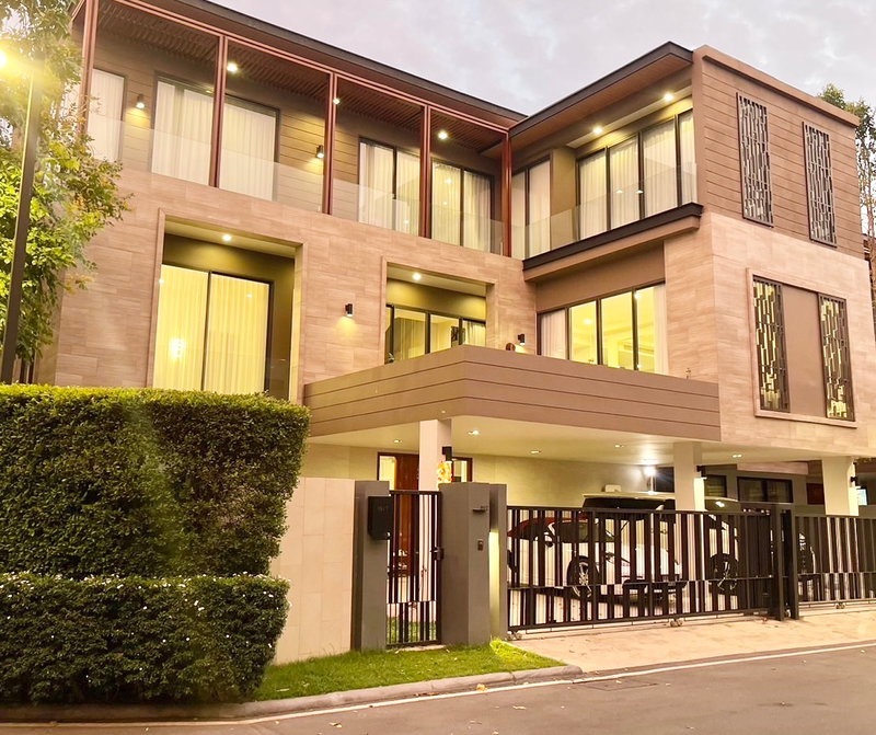 บ้านเดี่ยวให้เช่า : ให้เช่า วนา เรสซิเดนซ์ พระราม9 - ศรีนครินทร์ (Vana Residence) 3 ชั้น พร้อมลิฟท์ ทำเลกรุงเทพกรีฑา