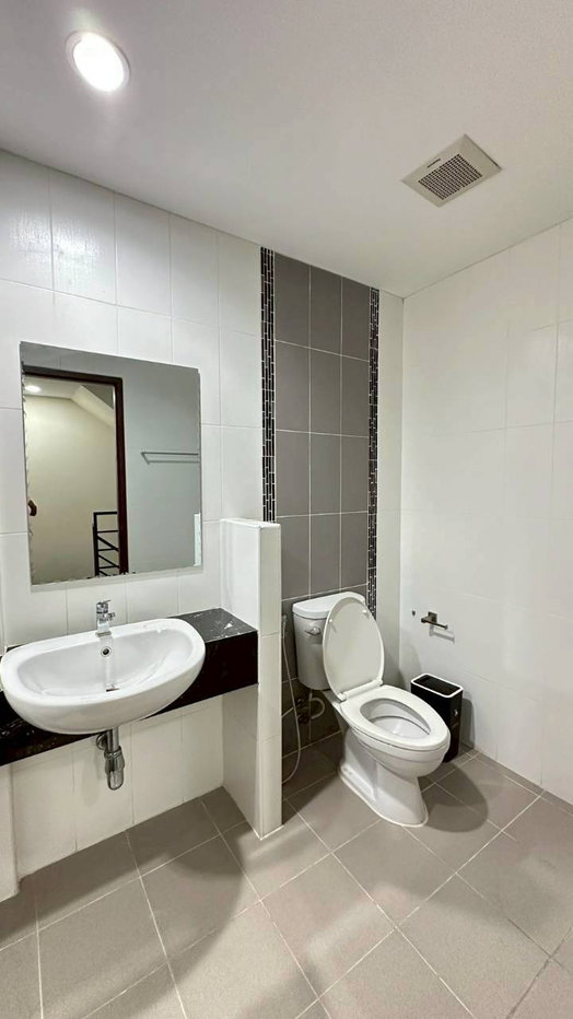 รูป ให้เช่าทาวน์โฮม 3 ชั้น 3 ห้องนอน 4 ห้องน้ำ พื้นที่ 175 ตรม.   #A1-T0026 - รูปที่ 12/33