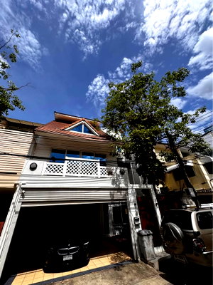 Twin houses for rent Big C Super Center Ekkamai : [For Rent 🐶🐱] Semi-Detached House in Soi Soonvijai 4, Huai Khwang Near Thong Lo 5 minutes | Pet-Friendly 