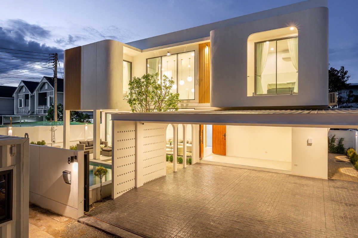 รูป ให้เช่า Pool Villa 2 ชั้น บ้านหรูพร้อมสระว่ายน้ำส่วนตัว ใกล้เมืองเพียง 10 นาที # AHD-V0134 - รูปที่ 1/32
