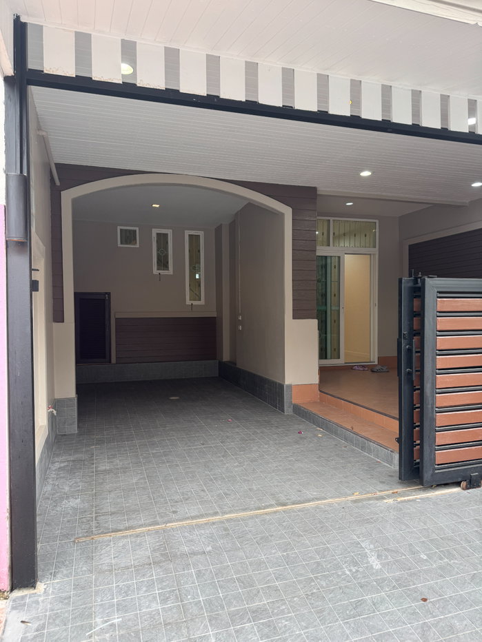 รูป ขายทาวน์เฮ้าส์ม.บ้านวรารักษ์ หน้ากว้าง5.5ม.จอดรถหน้าบ้านในบ้านสบายๆม.บ้านติดถนนใหญ่ - รูปที่ 2/8