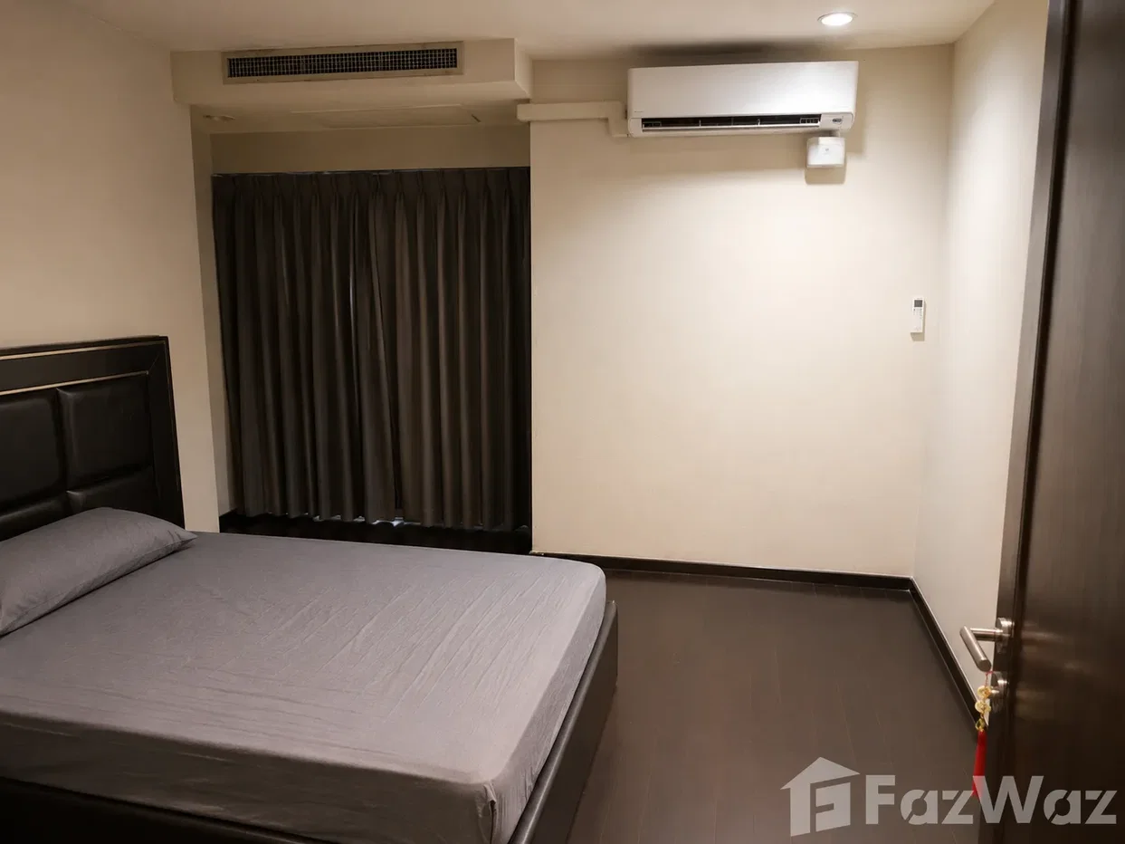 picture Spacious Modern Living Room Condo | Bright & Elegant Interio 6487991 - 6/7
