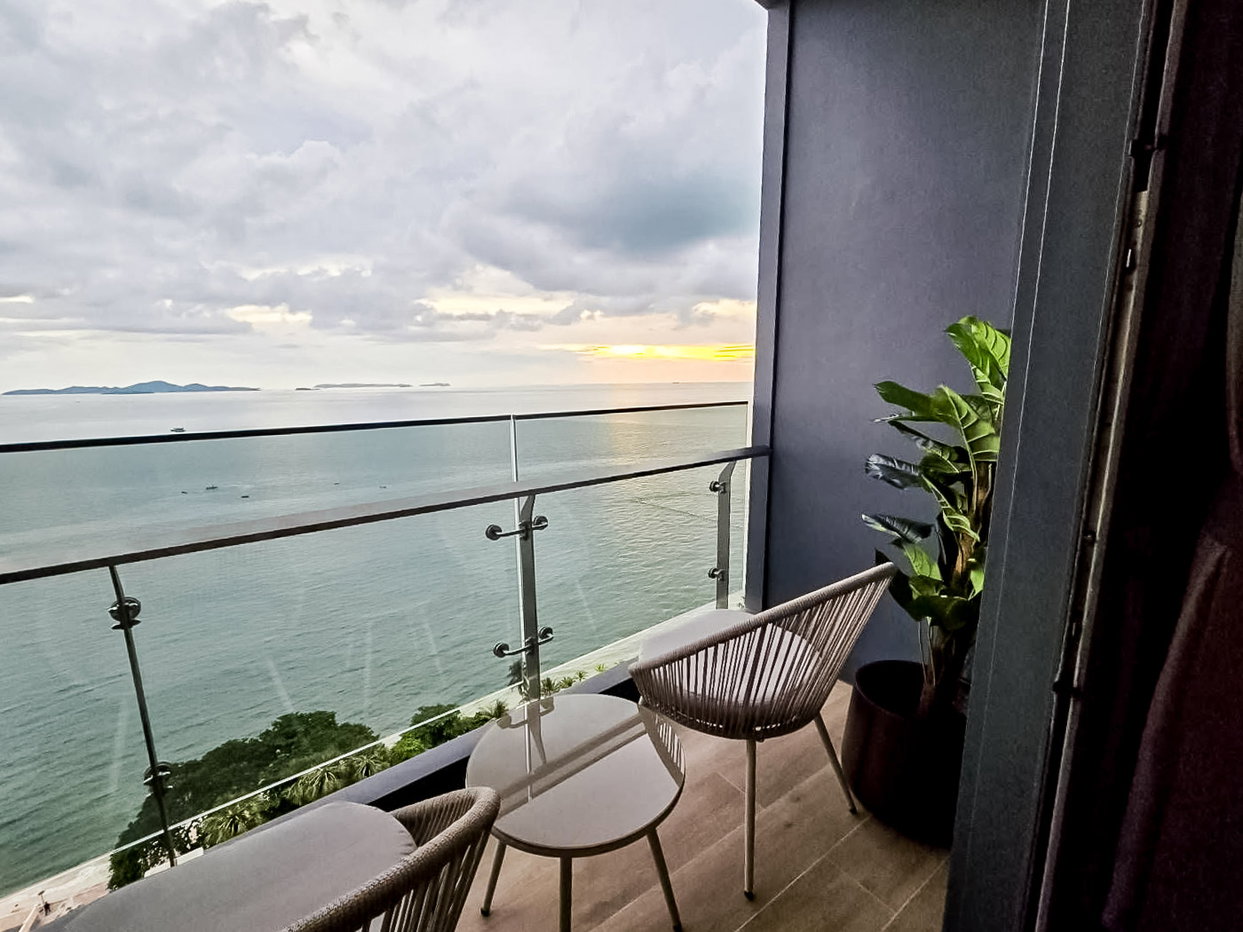 รูป Arom Wongamat 1 Bedroom Condo for Sale High Floor Sea View - รูปที่ 3/11