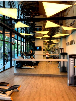 คอนโดให้เช่า : 🏙️✨ FOR RENT: Whizdom Essence — HIGH-FLOOR LUXURY CITY LIVING!  💰 Rental Price: 21,000 THB/month | 📲 Line ID: @condobkk (with @)  