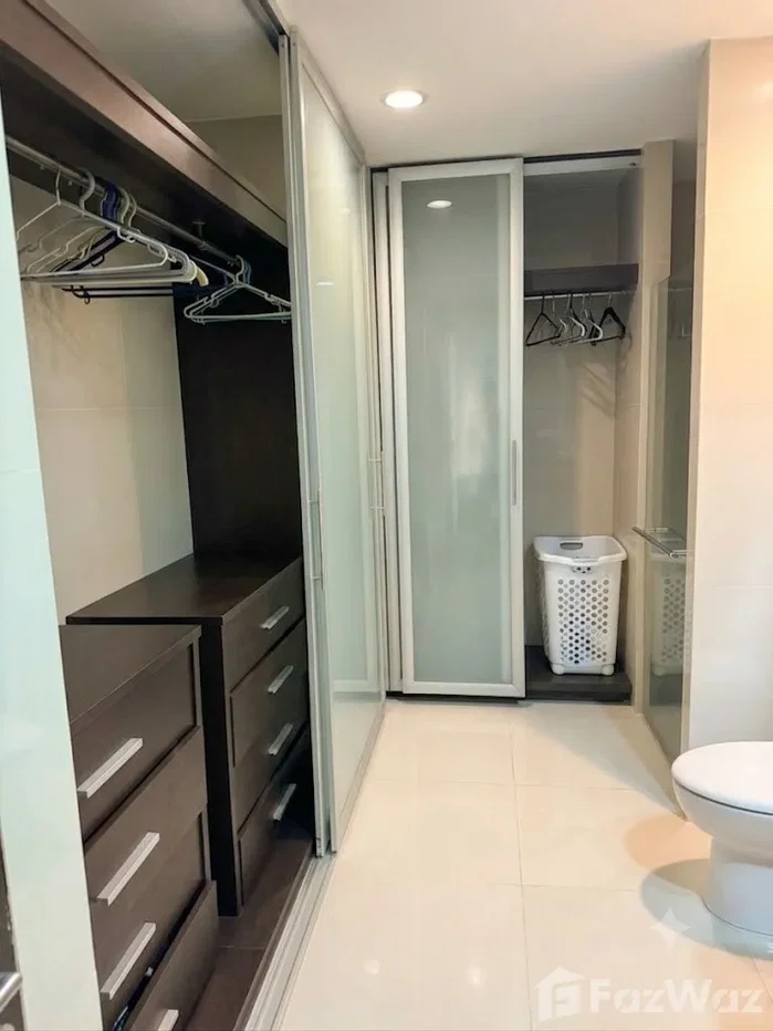 picture Spacious Modern Living Room Condo | Bright & Elegant Interio 6487991 - 7/7