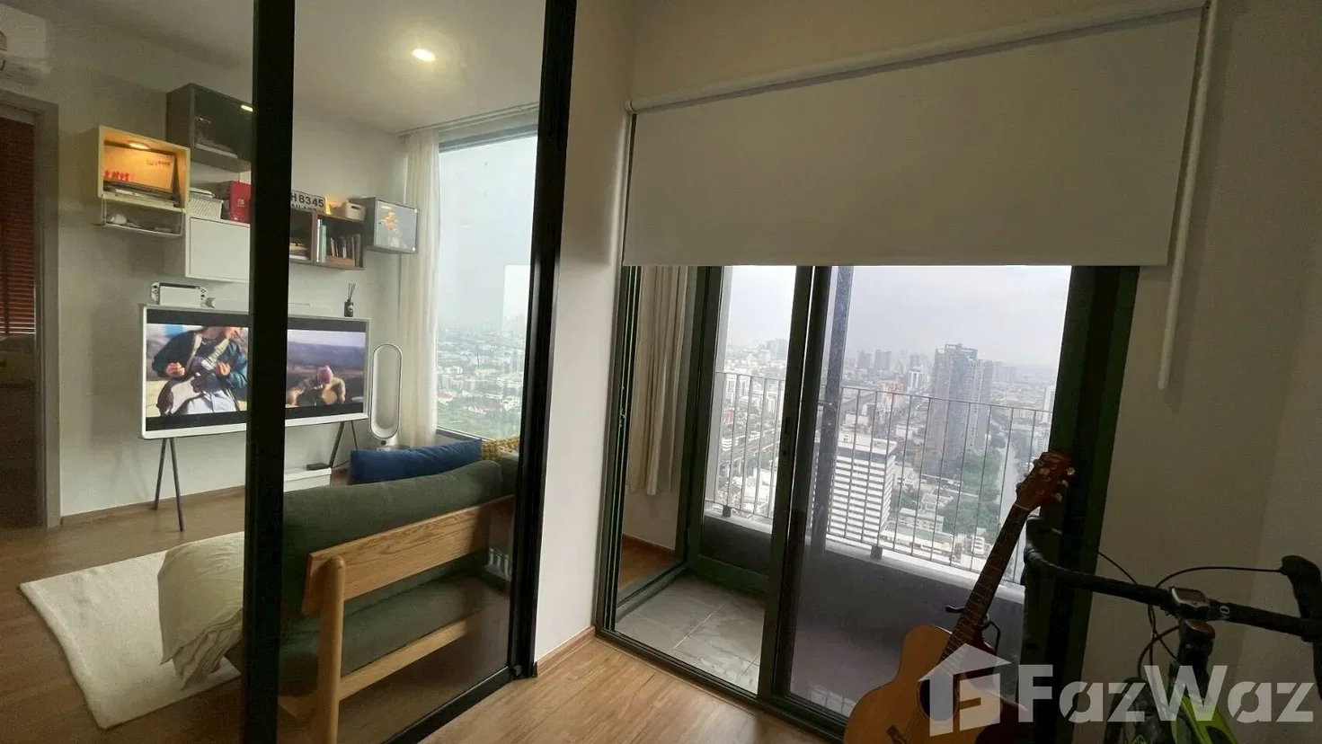 picture Corner unit with large windows taking natural light and city views 1895772 - 6/10